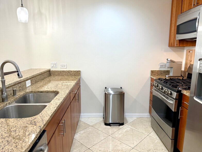 Building Photo - 1200 Main St