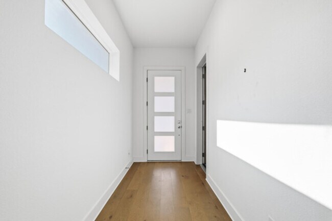 Building Photo - 2825 Townsend Dr