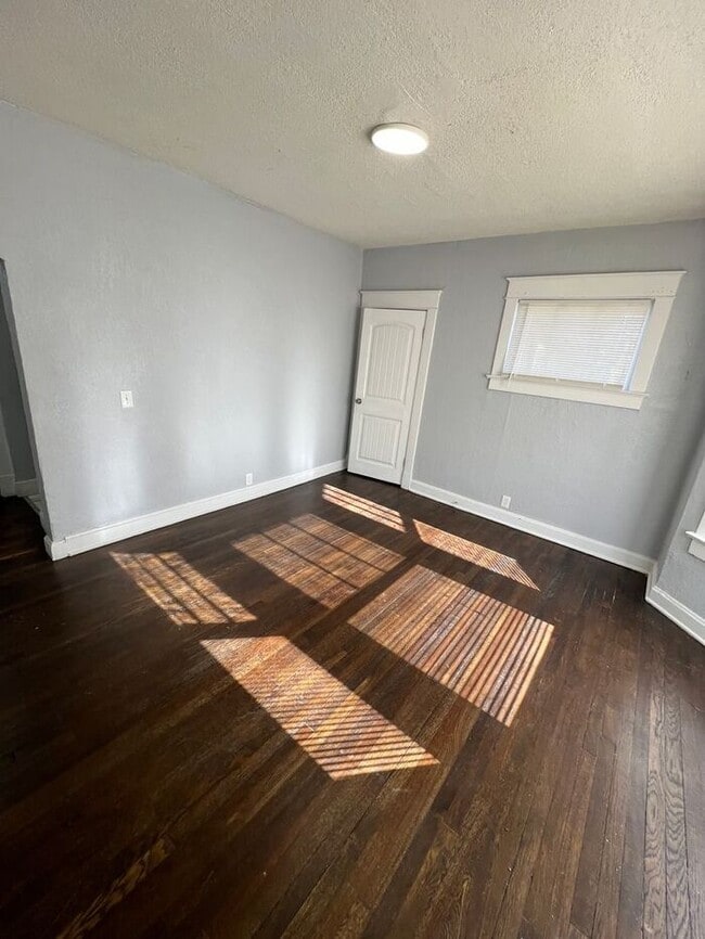 Building Photo - Spacious 5-Bedroom Home with Enclosed Porc...