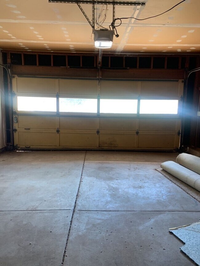 Building Photo - Mid-Town Single Family Home w/ Spacious Fenced Yard