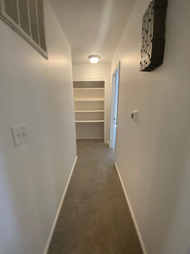Building Photo - Spacious 2 Bedroom, 2 Bath Single-Story Home