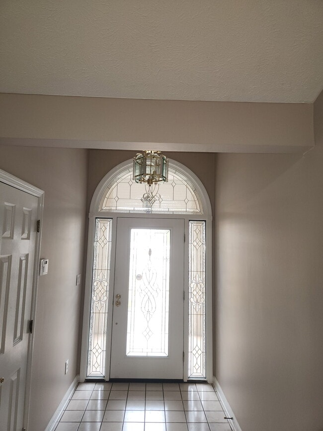 Building Photo - 886 Castlewood Dr