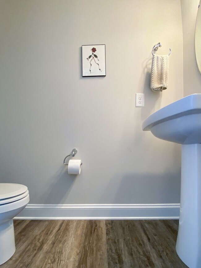 Building Photo - Beautiful Townhome at Manordale - LEASE TA...