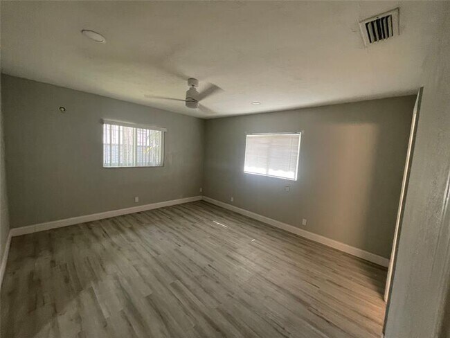 Building Photo - 7902 NW 70th Ct