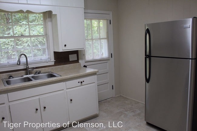 Building Photo - 2 br, 1 bath Room For Rent - 210 Cochran Rd