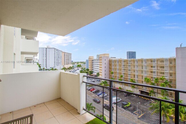 Building Photo - 401 Golden Isles Dr