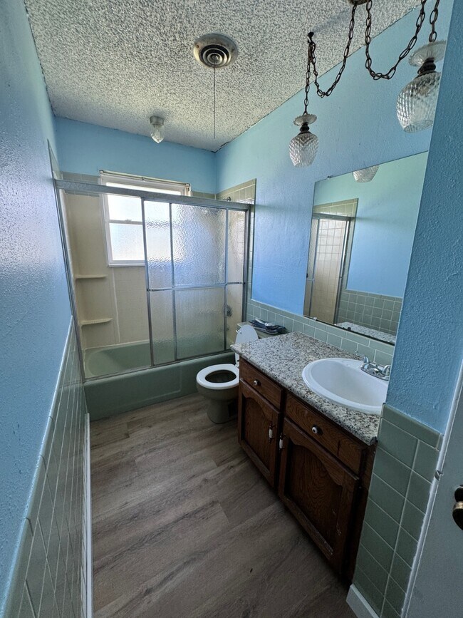 Building Photo - 607 Lehigh Ave