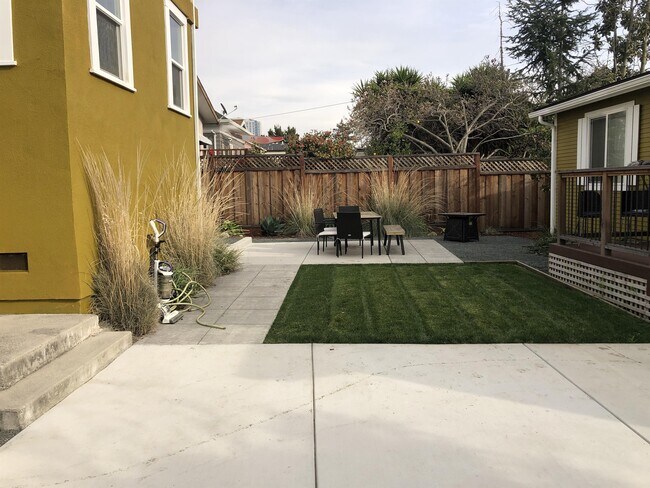 Building Photo - 873 Apgar St