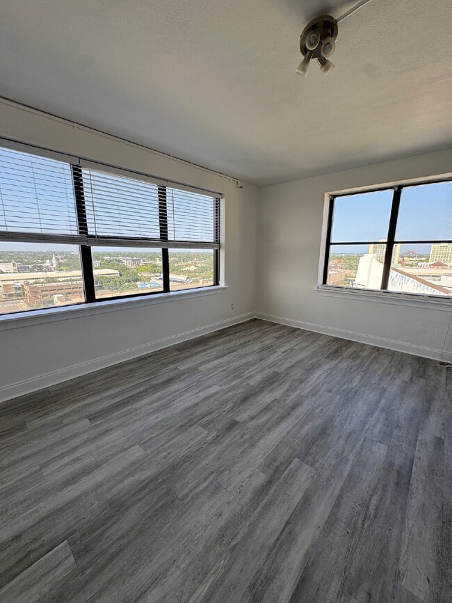 Building Photo - 1 Bedroom 1 bath with a view in downtown Jacksonville