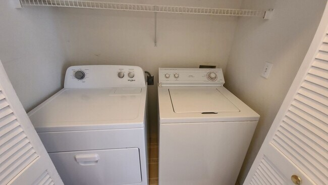 Building Photo - Upstairs Condo with Mountain and City View