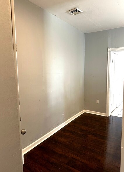 Entryway - 4909 Cedar Ave