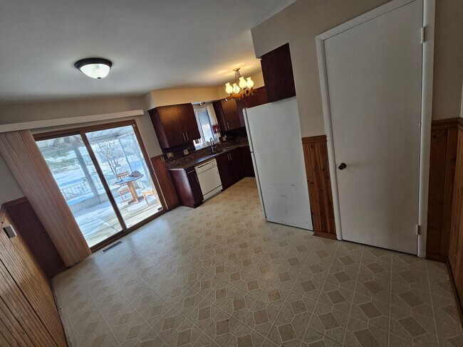 Building Photo - Come see your new home!