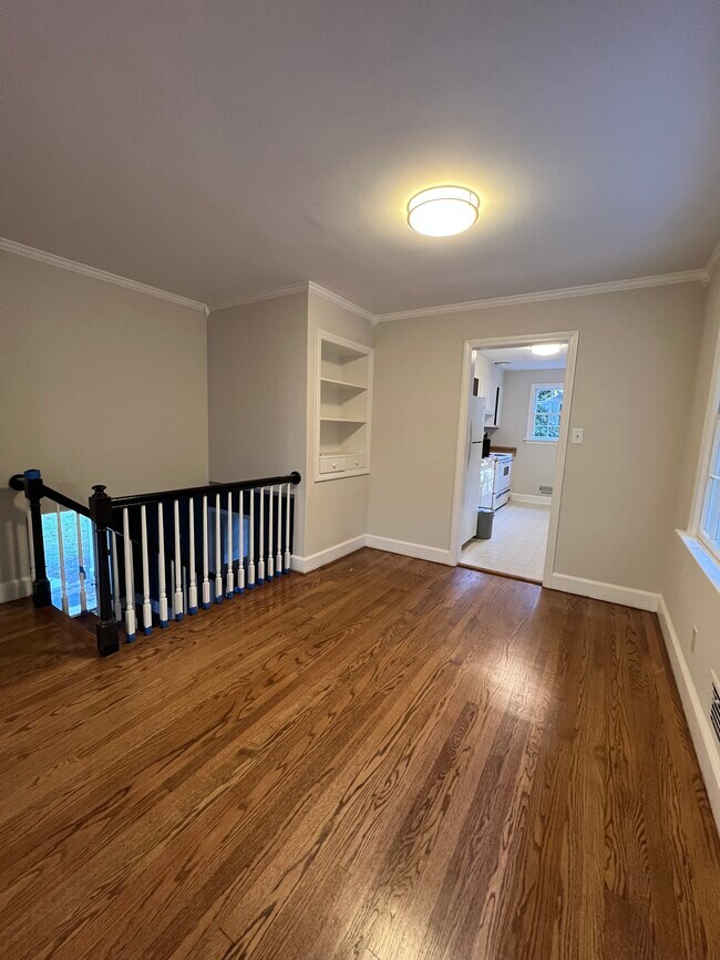 Building Photo - 913 Brookwood Dr