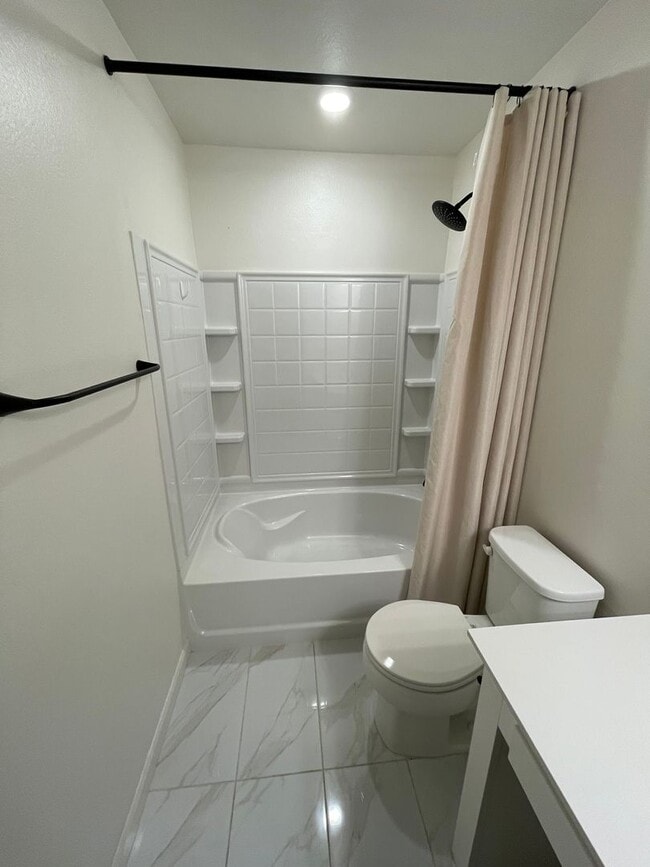 Building Photo - Beautiful new home with open floor plan av...