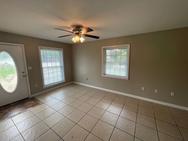 Building Photo - 3 BEDROOM READY TO MOVE-IN