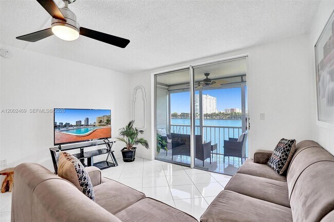 Building Photo - 2999 Point E Dr