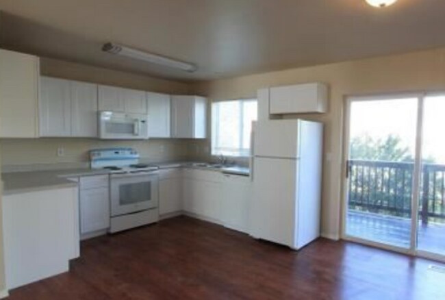 Building Photo - 4 Bedroom Townhome in Hawks Ridge by MSU