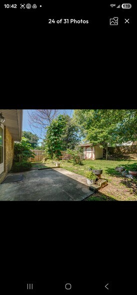 Building Photo - 2571 N West Ave