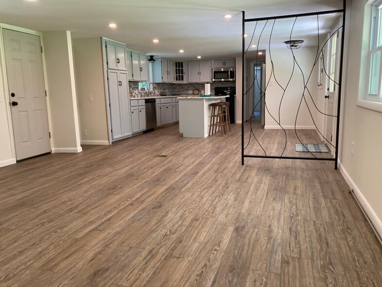 Primary Photo - 140 Young St