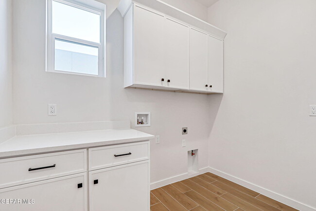 Building Photo - 832 Eltham Dr