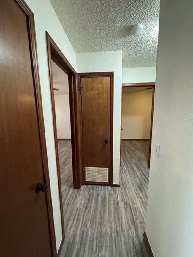 Building Photo - 2 bed one bath duplex in Blanchard!