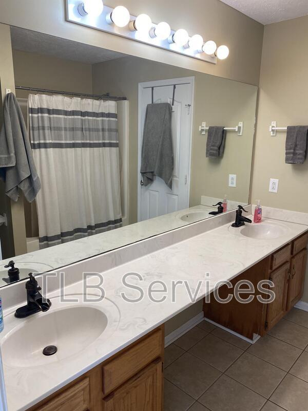 Building Photo - 211 Fall Creek Dr