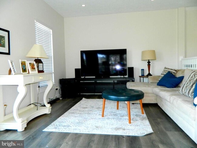 Building Photo - 82 Pebble Ln