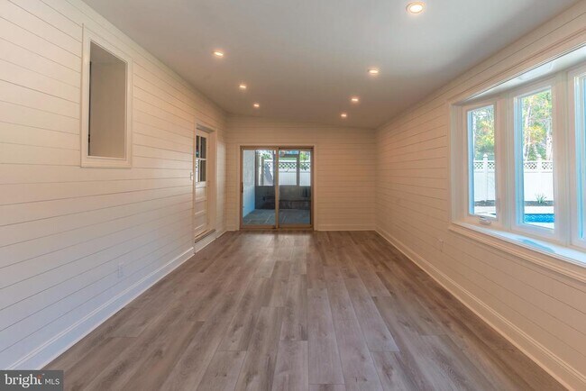 Building Photo - 248 Penncrest Dr