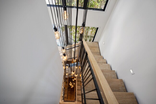 Building Photo - 124 15th Pl