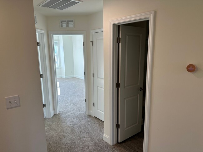 Building Photo - Gorgeous 3 Bedroom End Unit Townhome, Avai...