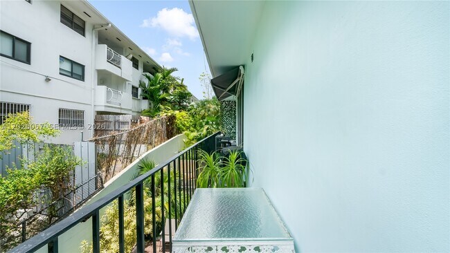 Building Photo - 2539 S Bayshore Dr