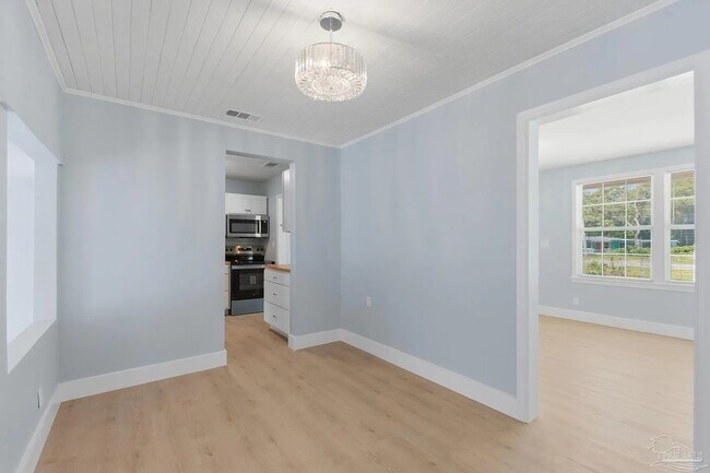 Building Photo - 525 Pelham Rd
