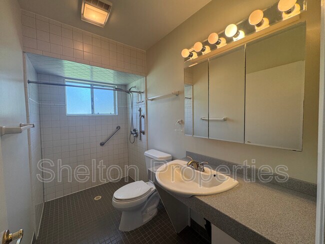 Building Photo - 718 W Glenn Dr