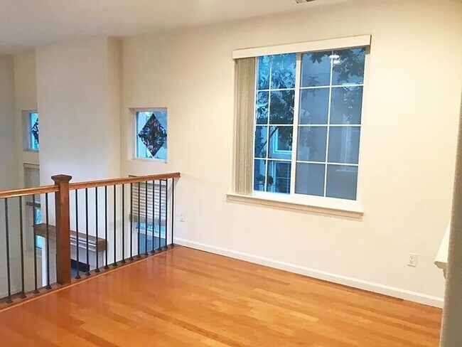Building Photo - PEACEFUL & CONVENIENT TOWNHOME INCLUDES TW...