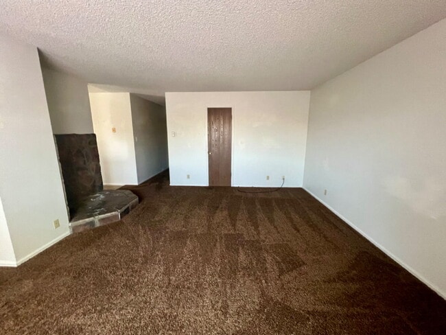 Building Photo - Upper level two bedroom, one bathroom clos...