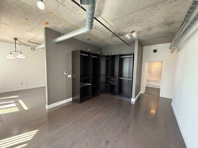 Building Photo - Modern Loft Living in the Heart of Downtow...