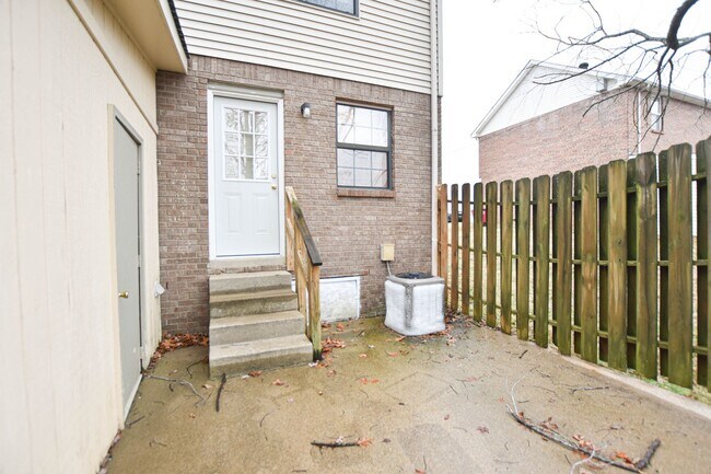 Building Photo - 1533 E Knollwood Cir