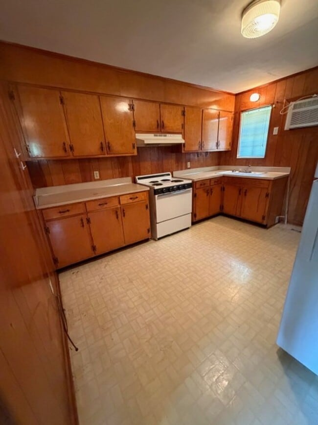 Building Photo - 2 Bed 1 Bath Duplex