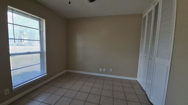 Building Photo - 7102 Glen Point Dr