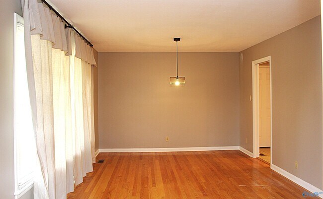 Building Photo - 1302 Philpot Ave NE