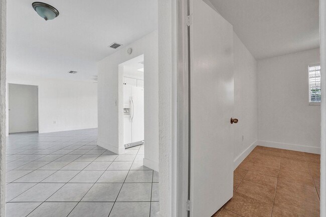 Building Photo - Sunrise Gem: Updated 2-Bed, 2-Bath with Ga...