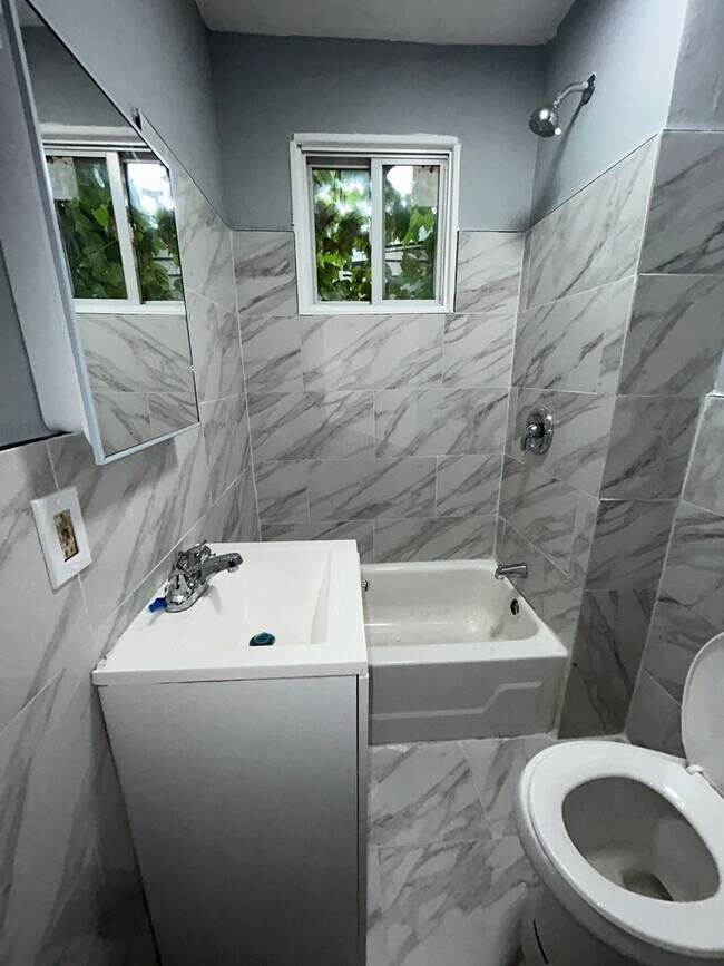 Building Photo - 414 Reservoir St