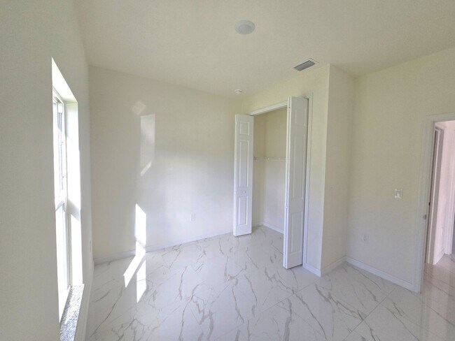 Building Photo - Great location in Lehigh Acres-Three Bedroom 2 bath/ Large Back yard!