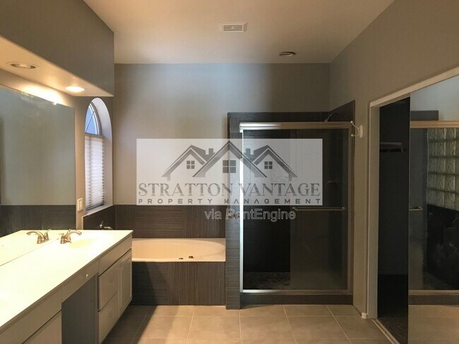 Building Photo - 4740 E Desert Ln