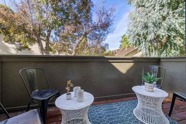 Building Photo - 646 S Ahwanee Terrace