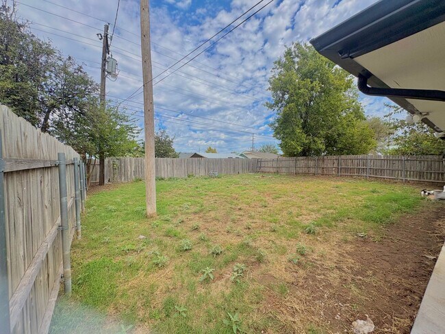 Building Photo - Spacious 4 Bedroom, 2 Bathroom Home with L...