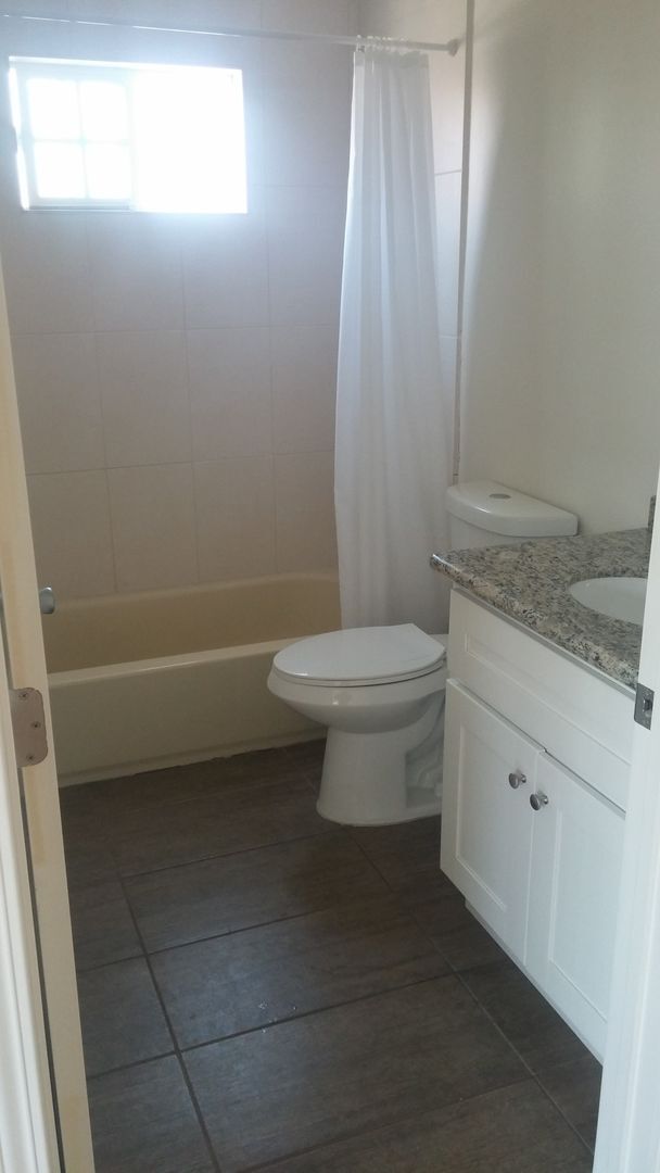 Building Photo - 1828-1828 Montrose St