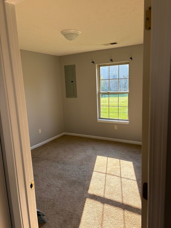 Building Photo - 1045 Pinoak Dr