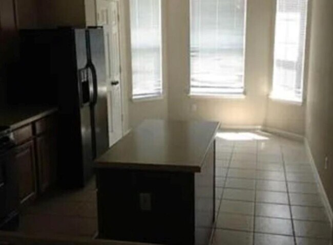 Building Photo - 811 Shadow Creek Blvd