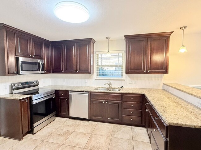 Building Photo - 3-Bedroom Pool Home - Half-Acre Lot